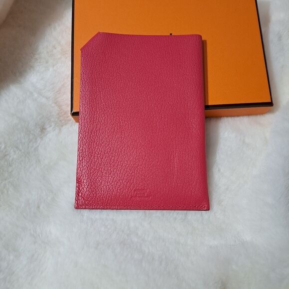 Hermès Goat Skin Passport and / or card Holder New in box GIFTABLE - Picture 3 of 13